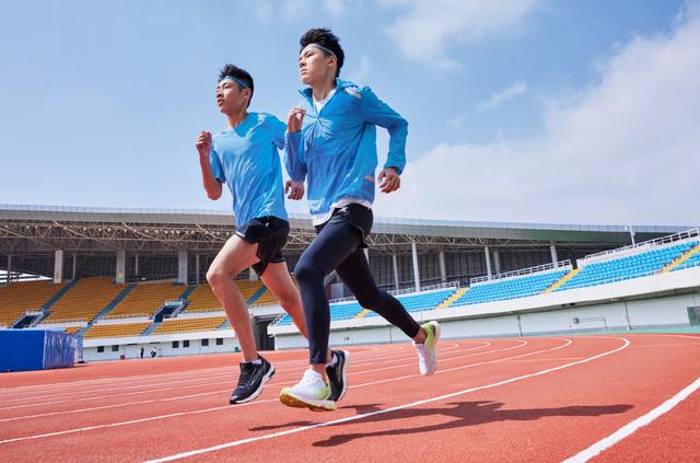 中考跳遠適合穿的鞋（中考跑步跳遠穿什么牌子鞋_）