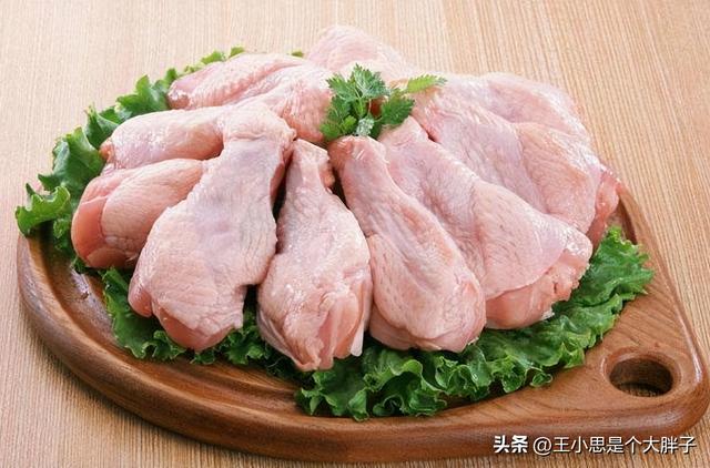 市場(chǎng)上的冷凍雞肉從哪里來(lái)？為何一直賣(mài)不完？安全嗎？看完就明白