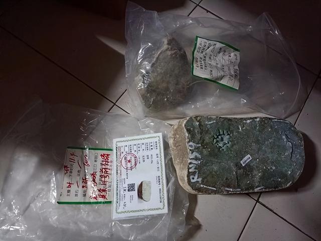 拼多多買的玉石料是真的嗎，拼多多上買翡翠原石是真的嗎？